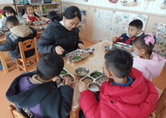 暖心陪餐共守舌尖平安